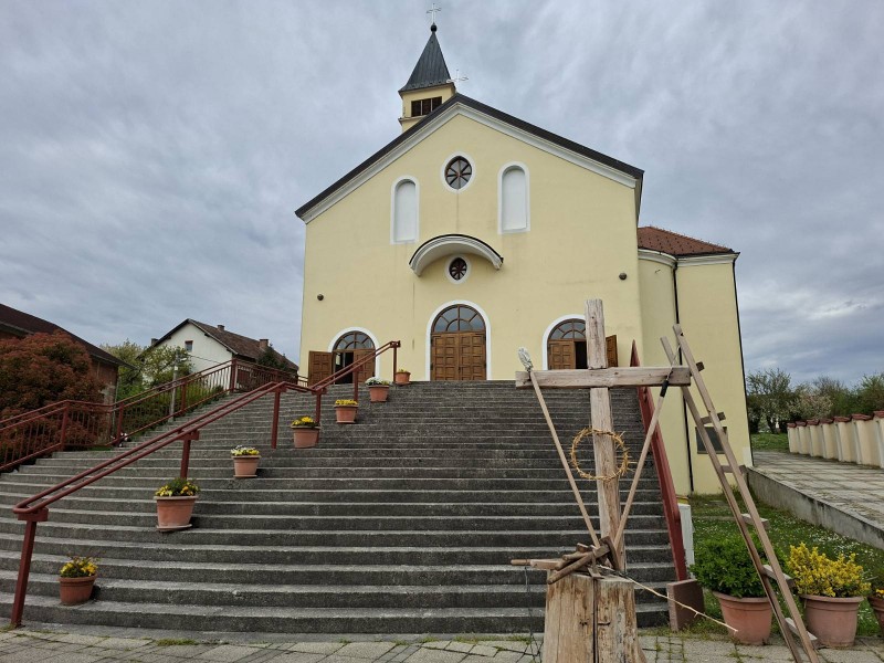 Župna crkva sv. Franje Asiškoga u Lipiku / Compas.hr