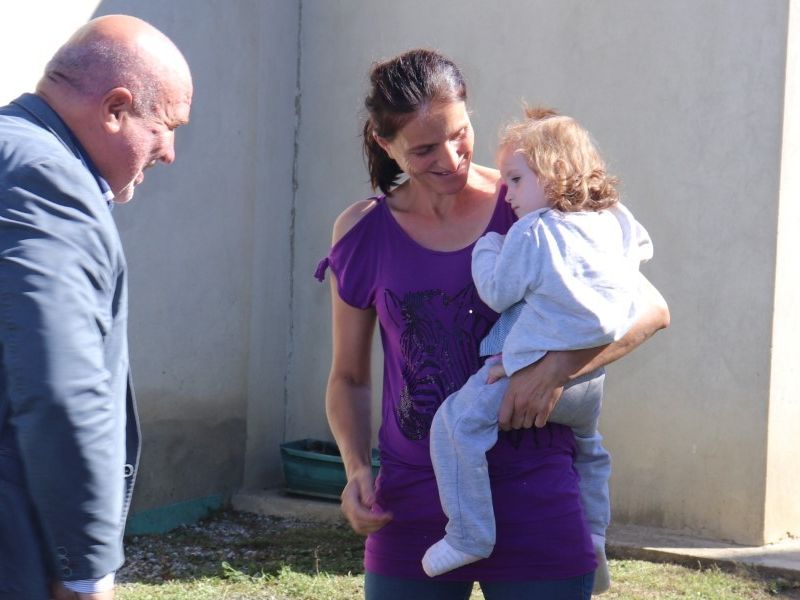 Obitelji Grgić uručena financijska pomoć od Grada Lipika i prijatelja iz Austrije za njihovo osmo dijete  / Compas.hr 
