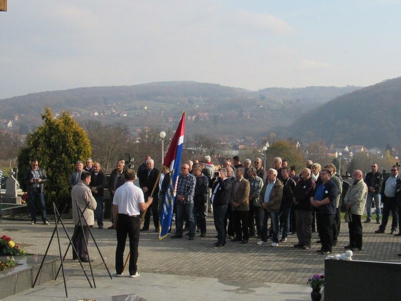 spomen obilježje poginulim braniteljima na gradskom groblju u Pakracu
