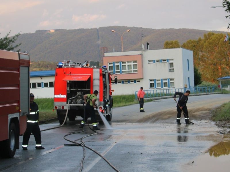pripadnici DVD Pakrac ispiru naneseni mulj s petlje