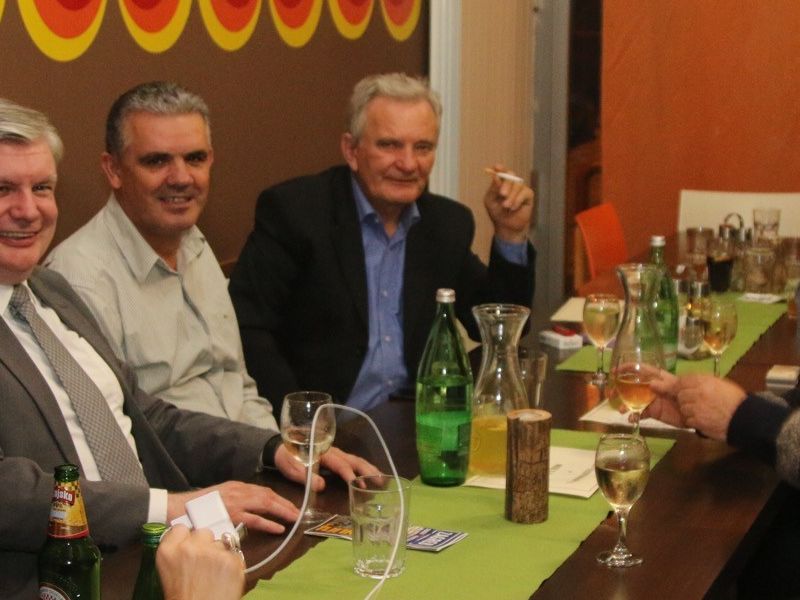 prvi muškarac s lijeva; Željko Čečura i prijatelji 