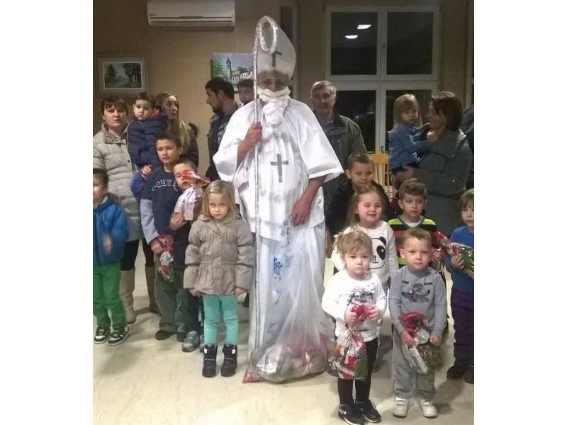 Sveti Nikola posjetio najmlađe članove Društva Mađara Pakraca