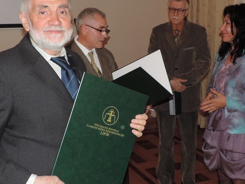 Radovan Čepelak prima priznanje