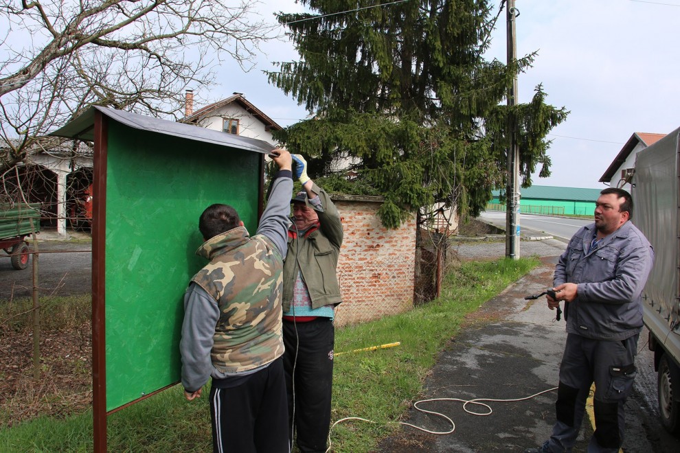 postavljanje oglasne ploče u Donjem Čagliću