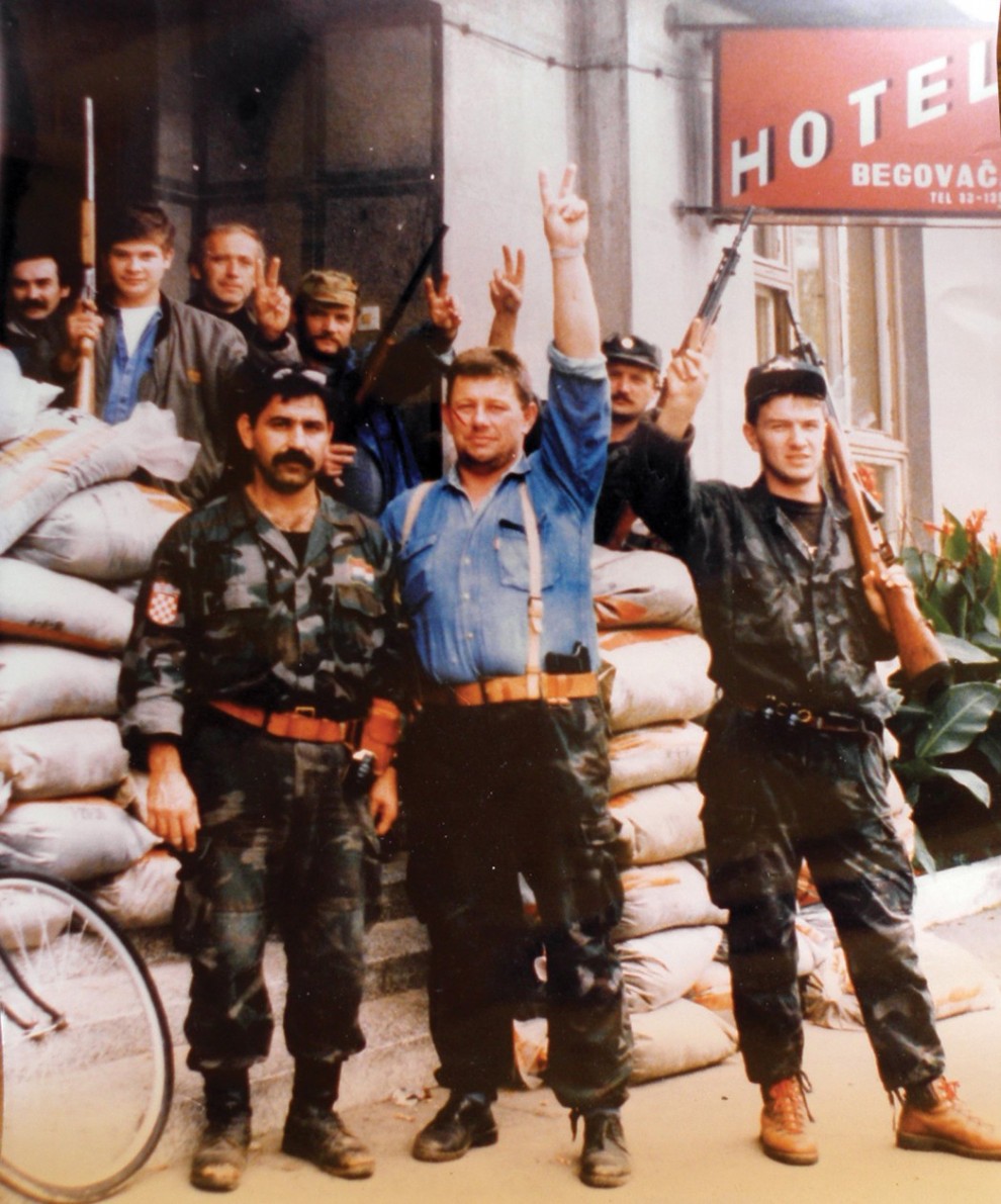 Hotel Begovača: Gore s lijeva na desno: Drago Barberić, Drago Klobučarević, Ivica Mareković, Ilija Zorbas i Antun Šimunović. Dolje s lijeva na desno: Gadafi, Marino Zanetti i Marijan Hihlik. Foto: Anđelka Gajšak Špančić