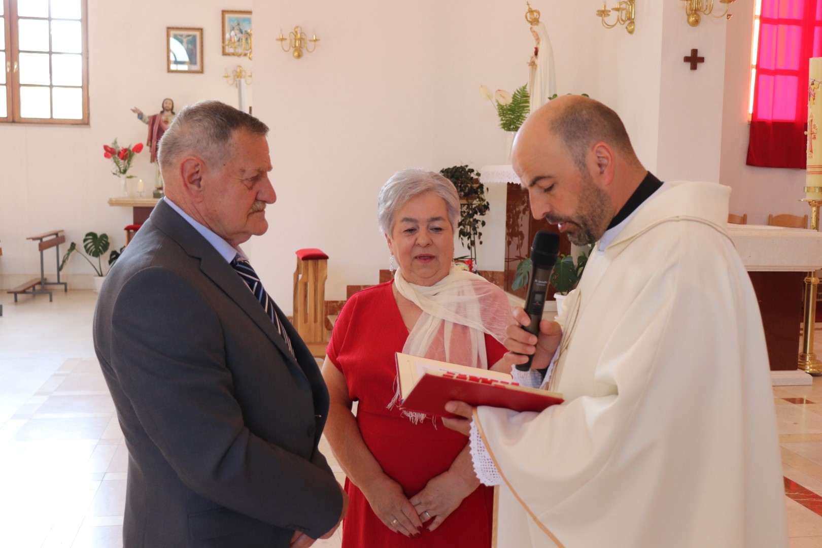 Jasna i Niko Rade iz Dobrovca obnovili bračne zavjete u krugu obitelji i prijatelja / Compas.hr