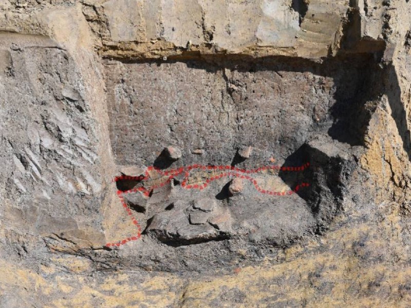 *Naslovna fotografija: Stambena zemunica sa kasnobrončanodobnim slojem na lokalitetu Rajkovac - Snimak- K. Vacek