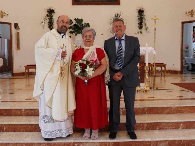 Povodom 50. godišnjice braka – zlatnog pira –  pred vlč. Rokom Ivanovićem obnovili su svoje bračne zavjete u subotu 17. svibnja, u lipičkoj župnoj crkvi sv. Franje Asiškog / Compas.hr