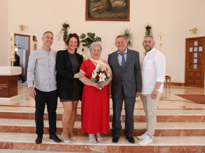 Iz njihove ljubavi proizašla je velika i složna obitelj – troje djece: Ksenija, Saša i Jasminko / Compas.hr