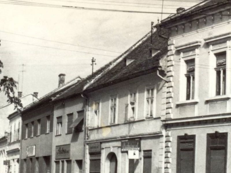 Fotografija: Glavna pakračka ulica u kojoj je nekada bio popularni „ korzo“. Fotografija u vlasništvu Muzeja grada Pakraca.
