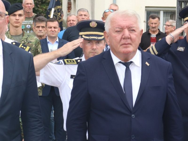 Izaslanici predsjednika Vlade Republike Hrvatske i predsjednika Hrvatskog sabora – ravnatelj Uprave za savjetodavnu,  psihosocijalnu i zdravstvenu pomoć pri Ministarstvu hrvatskih branitelja Dinko Tandara i saborski zastupnik Josip Đakić / Compas.hr 
