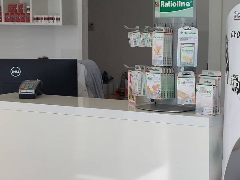 Specijalizirana je to tvrtka koja se bavi izdavanjem medicinskih pomagala koji su na listi HZZO-a  i propisuju se putem doznaka. Tvrtka također podaje i ostala medicinska pomagala koja ne podliježu listi zavoda, a to se u prvom redu odnosi na pomagala za kretanje i pomoć u obavljanju svakodnevnog života (medicinski kreveti i madraci, noćne posude, invalidska kolica, raznovrsne hodalice i štapovi te program za sprječavanje i njegu dekubitusa i ulkusa. U ponudi je i bogat izbor inhalatora za kućnu upotrebu, među kojima se ističe ultrazvučni nečujni inhalator koji je pogodan za malu djecu, a dolazi u dvije varijante, stolni klasični oblik i mali prijenosni džepni, s najnovijom MESH tehnologijom. Tu su i pumpe za izdajanje, tlakomjeri za podlaktice i nadlaktice te veliki izbor pelena i uložaka. Kako doznajemo od Mladena Ivanovića, direktor Oxmed Pharma odlučili su otvoriti poslovnicu u Pakracu s obzirom na to da već neko vrijeme djeluju na ovom području kroz veleprodajne aktivnosti. Uočili su potrebu za ovakvim prodajnim prostorom i prepoznali da građanima starije dobi s područja Lipika i Pakraca treba upravo jedna ovakva poslovnica s kompletnom uslugom i podrškom kako bi im se olakšala svakodnevica. Osim što je ugovoreni isporučitelj HZZO-a, Oxmed Pharma među svojim plasmanom proizvoda nudi i široki program inkontinencije, zatim su tu pomagala za dijabetes, kao i brojna rehabilitacijska pomagala. Pored programa inhalatora za djecu, u ponudi je i kompletan program opreme za majke i bebe, počevši od pelena preko električnih i običnih izdajalica te raznovrsnog programa za njegu. Također, imaju i kvalitetan sportski preventivni program namijenjen, ali i kompresivnu terapiju poput steznih čarapa. Proizvodi su visoko kvalitetni, što je i dokaz dobavljača uz Njemačke, Austrije i Švicarske, ističe direktor Ivanović te dodaje da se nisu samo fokusirali isključivo na stariju populaciju, na što možda asociraju ortopedska pomagala, već je njihov asortiman vrlo širok kako bi poboljšali kvalitetu života svih sugrađana.
