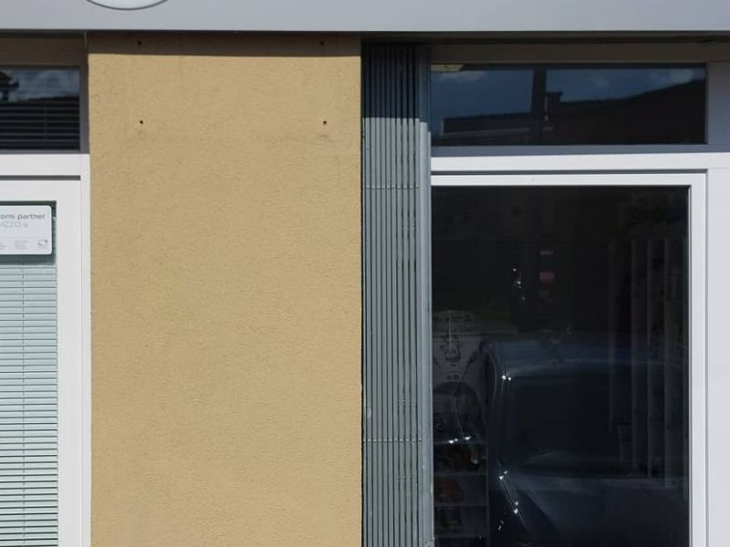 Specijalizirana je to tvrtka koja se bavi izdavanjem medicinskih pomagala koji su na listi HZZO-a  i propisuju se putem doznaka. Tvrtka također podaje i ostala medicinska pomagala koja ne podliježu listi zavoda, a to se u prvom redu odnosi na pomagala za kretanje i pomoć u obavljanju svakodnevnog života (medicinski kreveti i madraci, noćne posude, invalidska kolica, raznovrsne hodalice i štapovi te program za sprječavanje i njegu dekubitusa i ulkusa. U ponudi je i bogat izbor inhalatora za kućnu upotrebu, među kojima se ističe ultrazvučni nečujni inhalator koji je pogodan za malu djecu, a dolazi u dvije varijante, stolni klasični oblik i mali prijenosni džepni, s najnovijom MESH tehnologijom. Tu su i pumpe za izdajanje, tlakomjeri za podlaktice i nadlaktice te veliki izbor pelena i uložaka. Kako doznajemo od Mladena Ivanovića, direktor Oxmed Pharma odlučili su otvoriti poslovnicu u Pakracu s obzirom na to da već neko vrijeme djeluju na ovom području kroz veleprodajne aktivnosti. Uočili su potrebu za ovakvim prodajnim prostorom i prepoznali da građanima starije dobi s područja Lipika i Pakraca treba upravo jedna ovakva poslovnica s kompletnom uslugom i podrškom kako bi im se olakšala svakodnevica. Osim što je ugovoreni isporučitelj HZZO-a, Oxmed Pharma među svojim plasmanom proizvoda nudi i široki program inkontinencije, zatim su tu pomagala za dijabetes, kao i brojna rehabilitacijska pomagala. Pored programa inhalatora za djecu, u ponudi je i kompletan program opreme za majke i bebe, počevši od pelena preko električnih i običnih izdajalica te raznovrsnog programa za njegu. Također, imaju i kvalitetan sportski preventivni program namijenjen, ali i kompresivnu terapiju poput steznih čarapa. Proizvodi su visoko kvalitetni, što je i dokaz dobavljača uz Njemačke, Austrije i Švicarske, ističe direktor Ivanović te dodaje da se nisu samo fokusirali isključivo na stariju populaciju, na što možda asociraju ortopedska pomagala, već je njihov asortiman vrlo širok kako bi poboljšali kvalitetu života svih sugrađana.