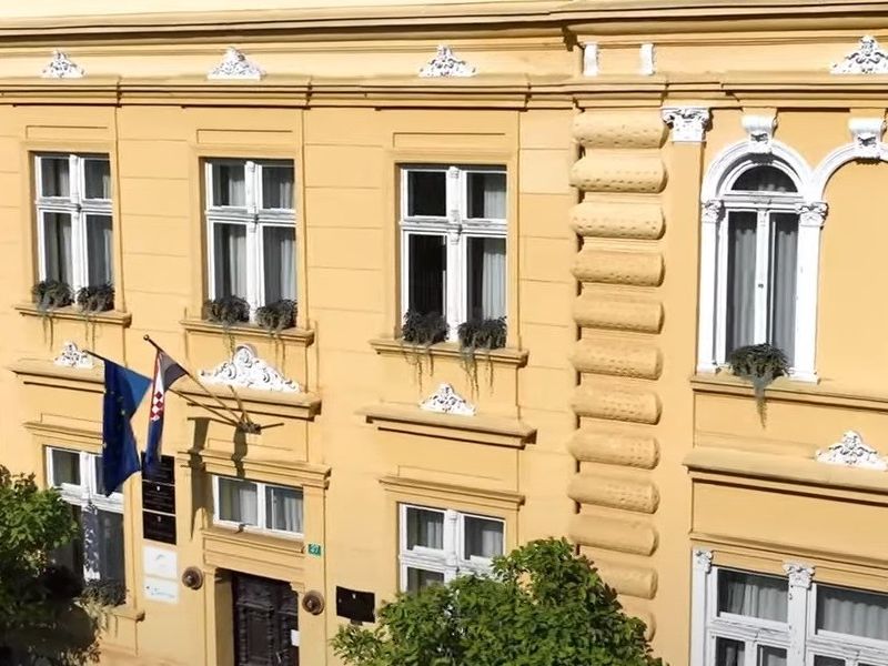Gradska uprava u Lipiku / Nenad Šestić