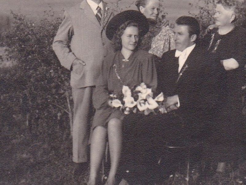 Vjenčanje Vjekoslave Puhmajer i Stjepana Kratofila (svibanj 1946.); stoje: Lujko Šnedorf, Anka Puhmajer rođ. Doppelhammer, Marija Šnedorf i Stjepan Puhmajer