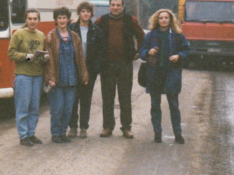 Fotografija: Djelatnici Narodne knjižnice Petar Preradović Bjelovar ispred teško postradale Knjižnice u Pakracu – 29. siječanj 1992. g.  Slijeva: Marinko Iličić, Danijela Pranjić, Zorka Renić, Snježana Berak, Željko Prohaska i Ljiljana Orlić 