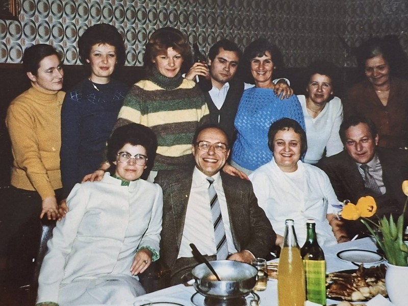 Gornji red: dr. Mira Pajović, dr. Božena Jovičić - Šubarić, dr. Anđelka Gajšak, dr. Oto Kraml, sr. Albina Mirkovski, mag. Kosanka Matić, gl. fizio. Manja Cvirn. Donji red: dr. Zlata Bubanović - Rapaić, dr. Silvije Bruck, dr. Mina Đendić, dr. Krešo Vidović (15.1.1984.)