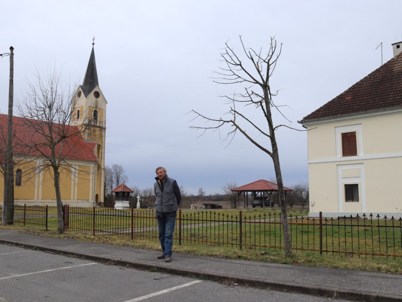 Štefo ispred crkve sv. Katarine i Župnog dvora u Gaju. / Compas.hr