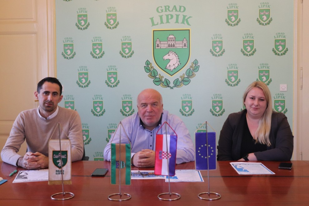 Direktor Turističke zajednice Grada Lipika Hrvoje Kovačić, gradonačelnik Lipika Vinko Kasana i voditeljica Turističke agencije Lira Travel Ivana Pleše, koordinatorica događanja / Foto: Matija Kulhavi, Compas