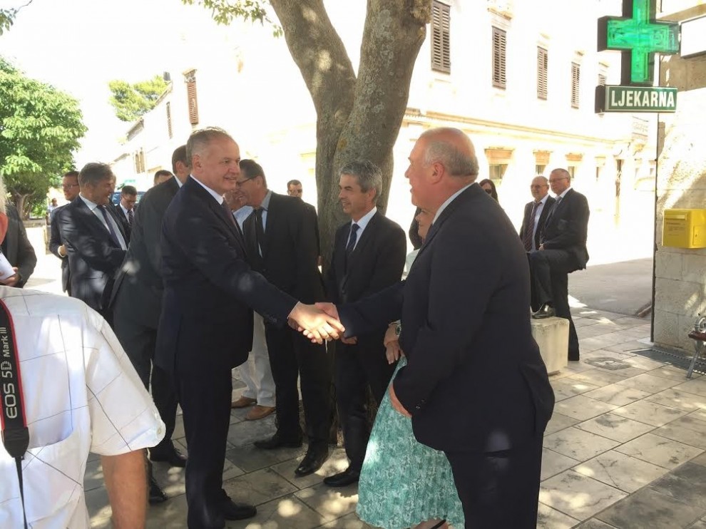 Predsjednik Slovačke Andrej Kiska pozdravlja se s Vinkom Kasanom, gradonačelnikom Lipika