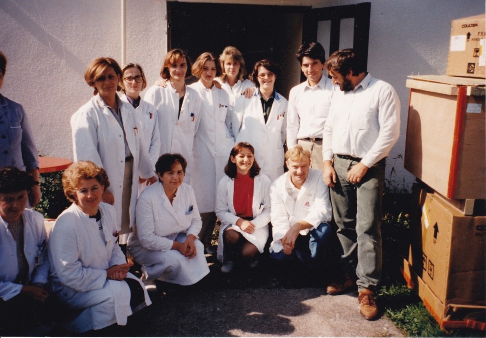 Fotografija: Djelatnice laboratorija OŽB Pakrac – snimljeno poslije rata prigodom opremanja laboratorija novom opremom. Slijeva prvi red: Ankica Vondrak, Đurđica Vicković, Mara Veber, Ranka Uzur. Drugi red - stoje: Vesna Cišper, Ljerka Milekić, Goranka Garača, Patricija Bahnik, Melanija Huška i Mirela Olenik.
